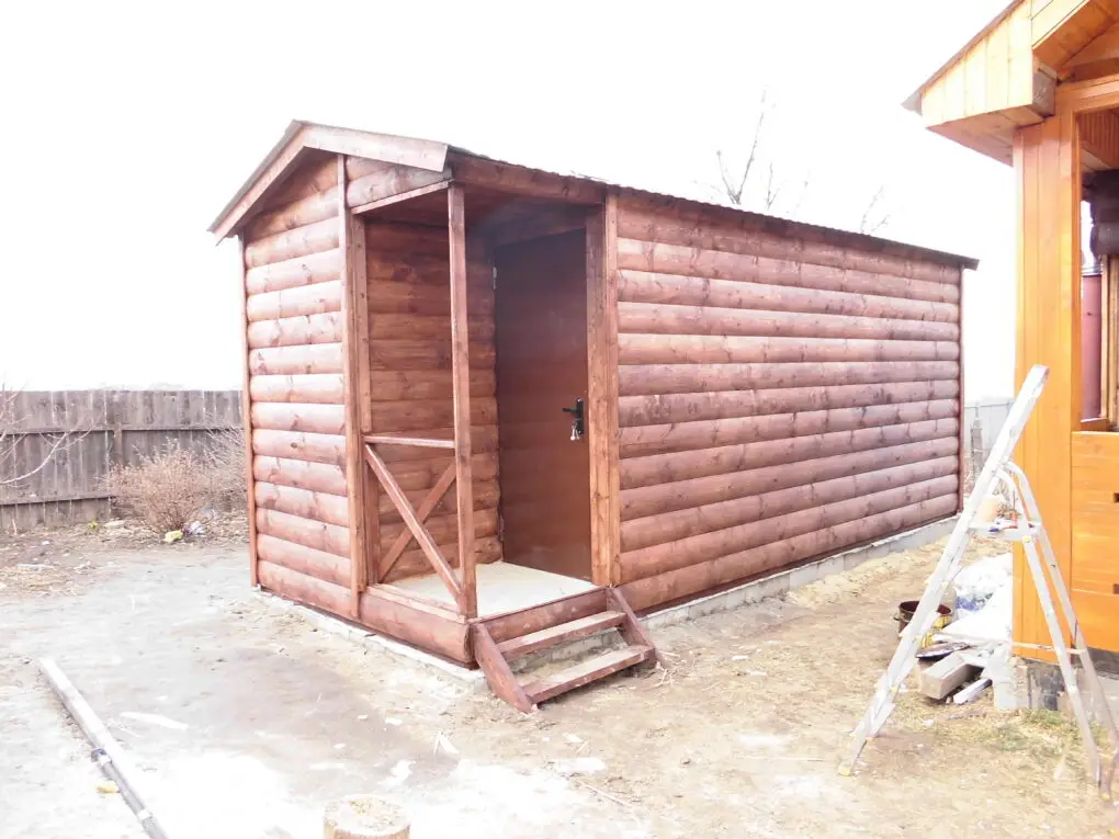 Бытовка р-р 6x2,45 с крыльцом и с отделкой блок-хаус, арт. 001